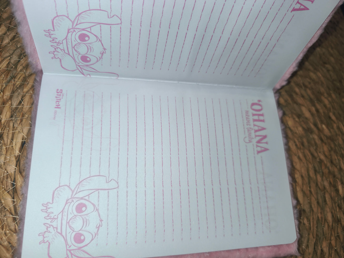 Libreta peluche Stitch rosa – “Ohana means family” cuaderno suave Disney