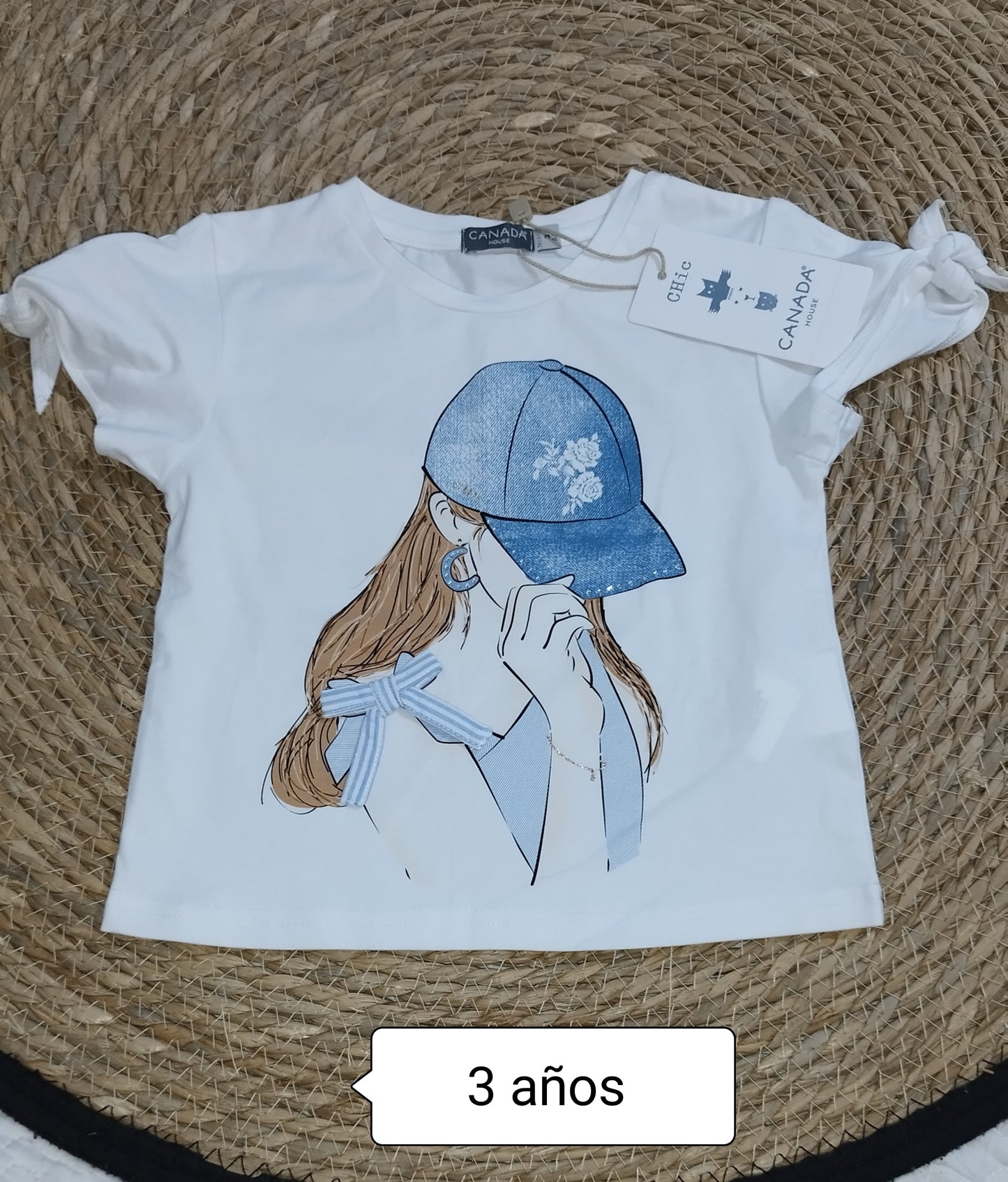 Camiseta niña blanca dibujo chica gorra moderna