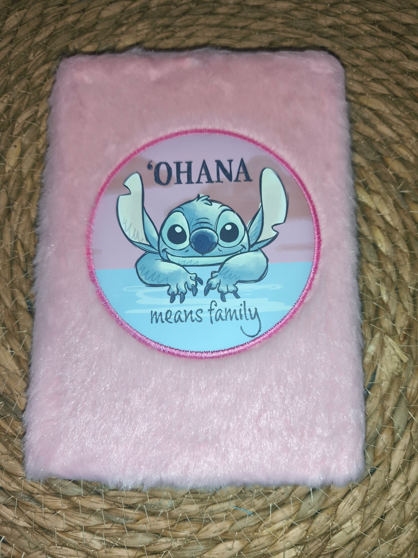 Libreta peluche Stitch rosa – “Ohana means family” cuaderno suave Disney
