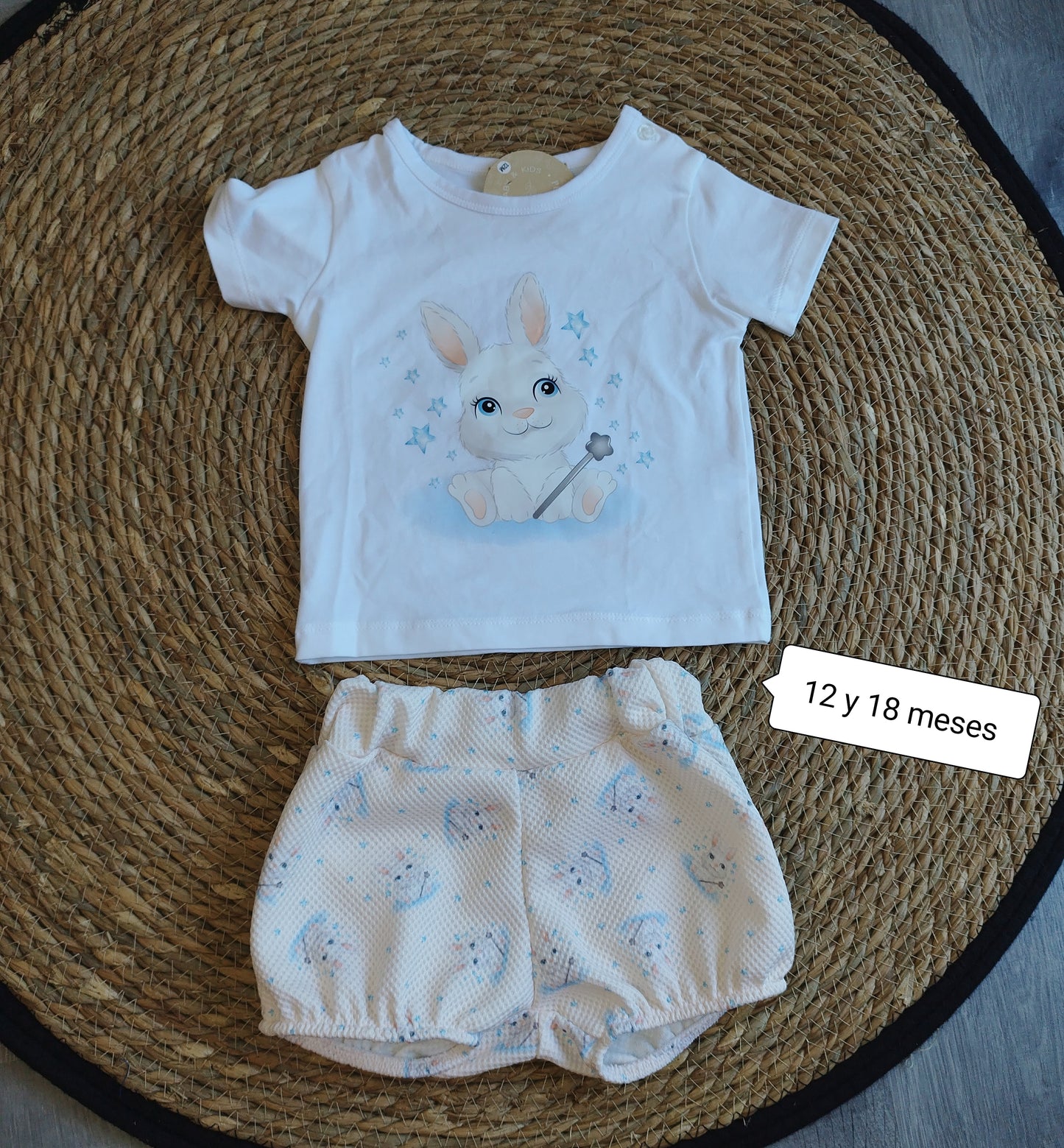 Conjunto bebé conejito camiseta y short estampado